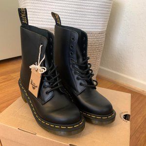 Dr Martens Clemency Women's Heeled Leather Lace Up Boots (NWT)